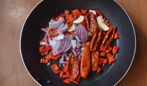 яичница со спаржей и вялеными помидорами