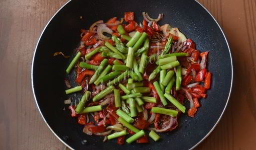 яичница со спаржей и вялеными помидорами