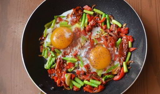 яичница со спаржей и вялеными помидорами