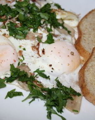 Яичница со свиной грудинкой