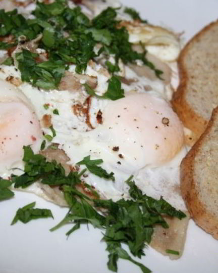 Рецепт яичницы со свиной грудинкой