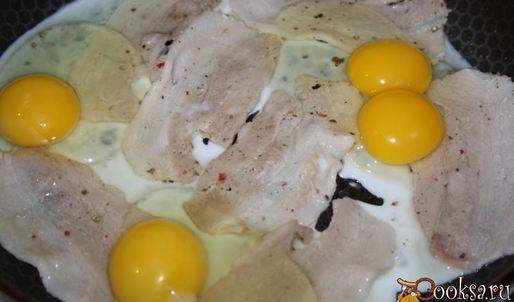 яичница со свиной грудинкой