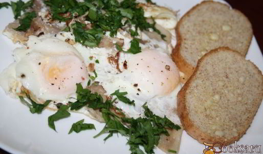 яичница со свиной грудинкой