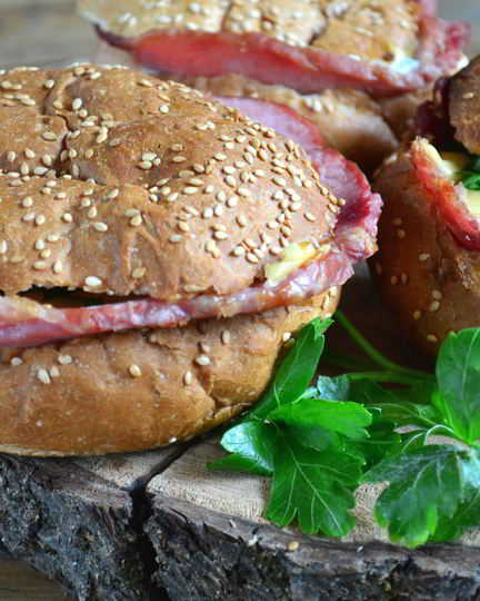 Рецепт яичницы в булочке с ветчиной