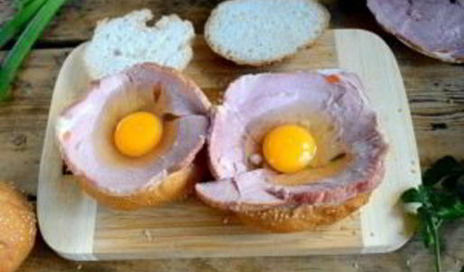 яичница в булочке с ветчиной