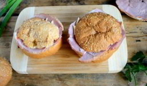 яичница в булочке с ветчиной