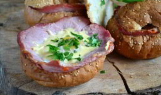 яичница в булочке с ветчиной