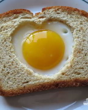 Яичница в хлебе Сердечко
