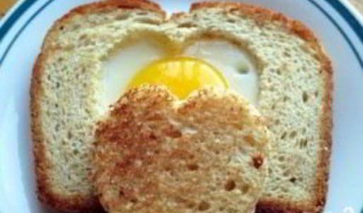 яичница в хлебе сердечко