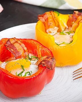 Яичница в половинках перца