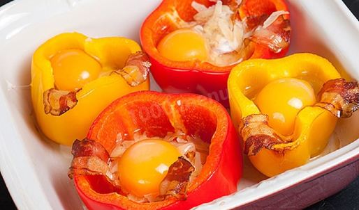 яичница в половинках перца