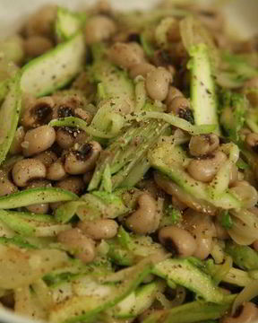 Закуска из фасоли с цукини и спаржей