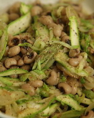 Закуска из фасоли с цукини и спаржей