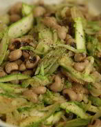 Закуска из фасоли с цукини и спаржей