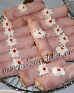 Закуска из колбасы с сыром