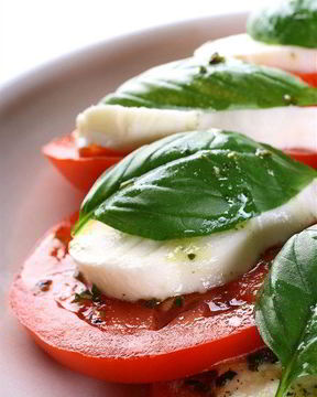 Закуска из моццареллы, помидоров и базилика