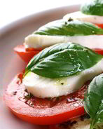 Закуска из моццареллы, помидоров и базилика