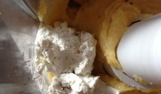 закуска из поленты с козьим сыром и ароматными травами