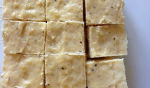 закуска из поленты с козьим сыром и ароматными травами