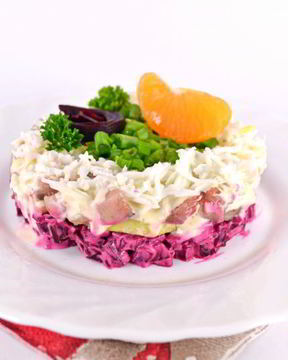 Закуска из сельди со свеклой в сметанно-мандариновой заправке