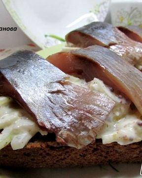 Закуска из селедки с яблоками и сметаной