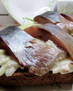 Закуска из селедки с яблоками и сметаной