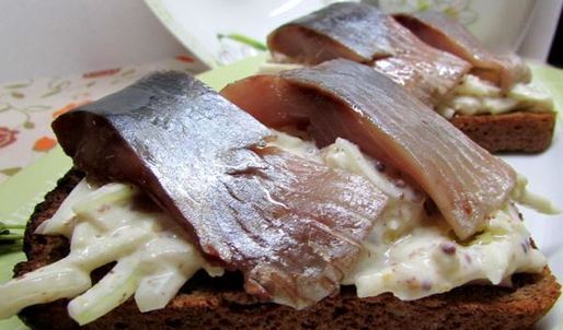 закуска из селедки с яблоками и сметаной