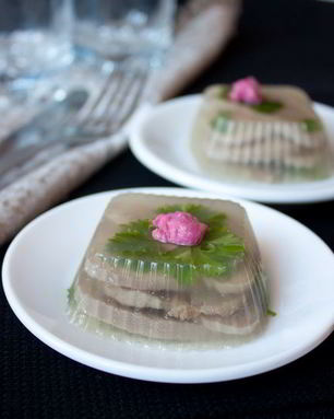 Заливное из говяжьего языка