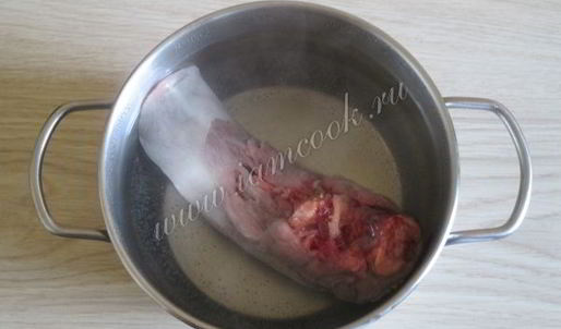 заливной язык с горошком