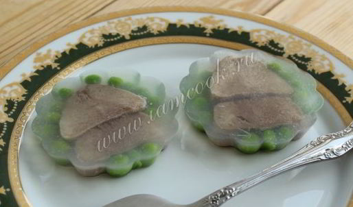 заливной язык с горошком