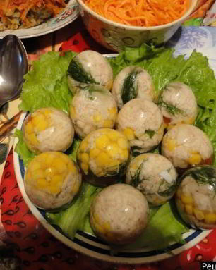 Заливные яйца с рыбой и ветчиной