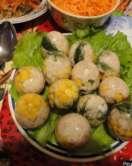 Рецепт заливных яиц с рыбой и ветчиной