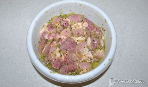 запеченная свинина, маринованная в киви