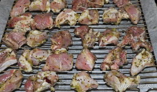 запеченная свинина, маринованная в киви