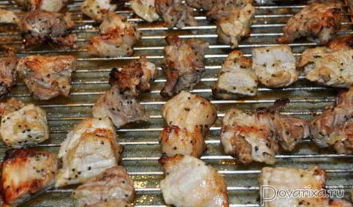 запеченная свинина, маринованная в киви