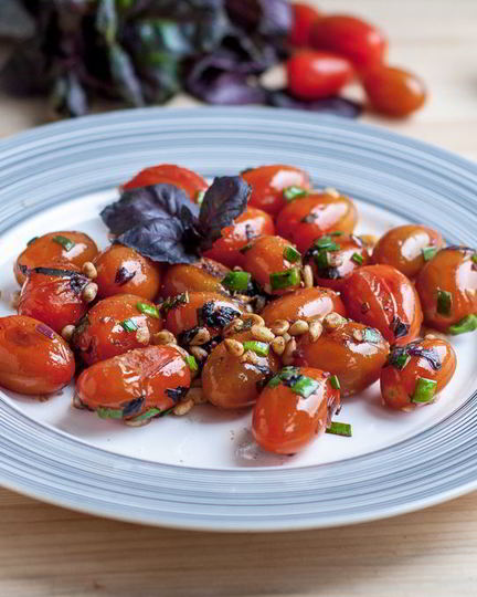 Рецепт жареных помидоров с кедровыми орешками и базиликом