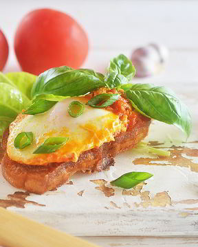 Жареные яйца в томатном соусе с тостами