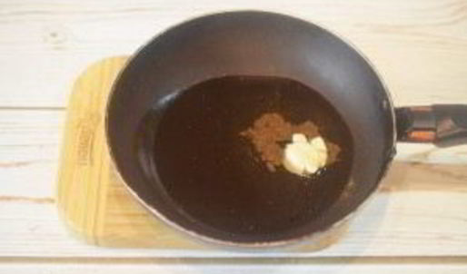 жареные яйца в томатном соусе с тостами