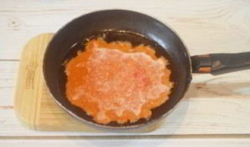 жареные яйца в томатном соусе с тостами