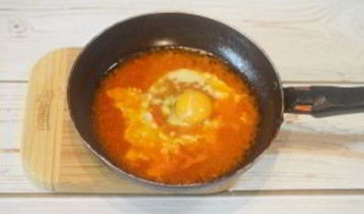 жареные яйца в томатном соусе с тостами