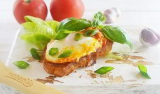 жареные яйца в томатном соусе с тостами