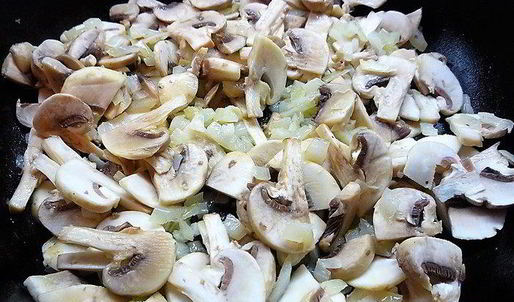 куриный жюльен с грибами и специями