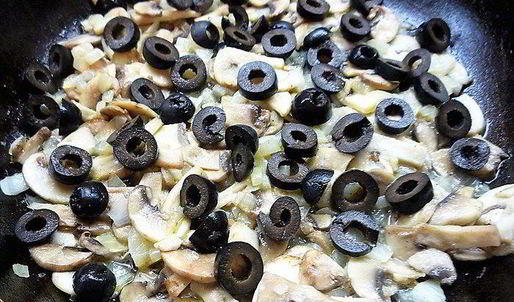 куриный жюльен с грибами и специями