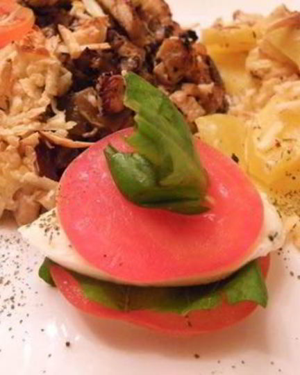 Рецепт куриного жюльена в портобелло с запеченным картофелем и капрезе