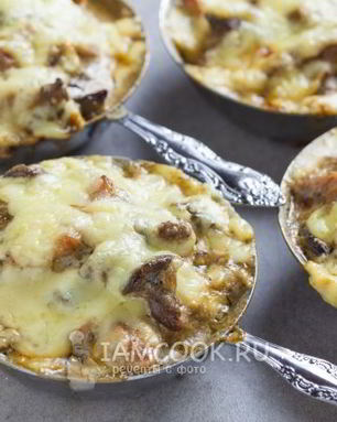 Жульен с курицей, грибами и сметаной