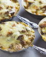 Жульен с курицей, грибами и сметаной