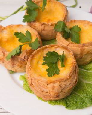 Жюльен из свежих грибов в слоеном тесте