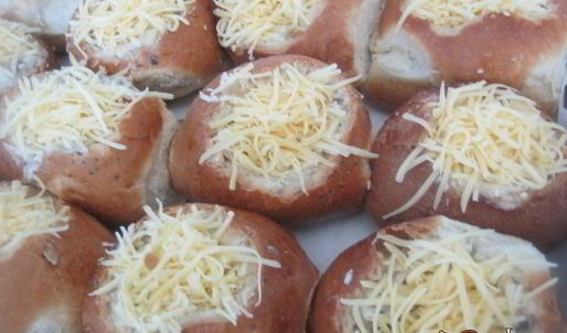 жюльен с курицей и грибами в булочке