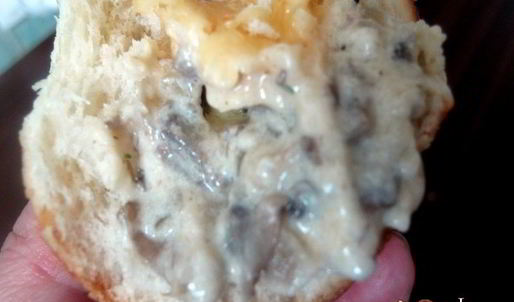 жюльен с курицей и грибами в булочке