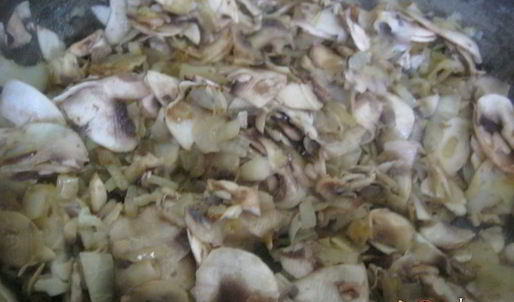 жюльен с курицей и грибами в булочке